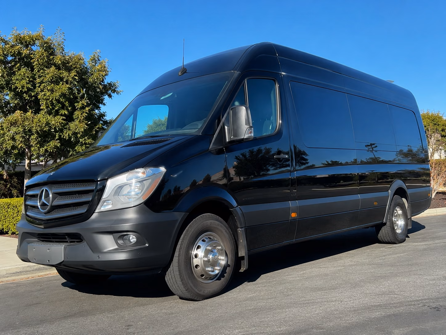 hartford 18 passenger sprinter van